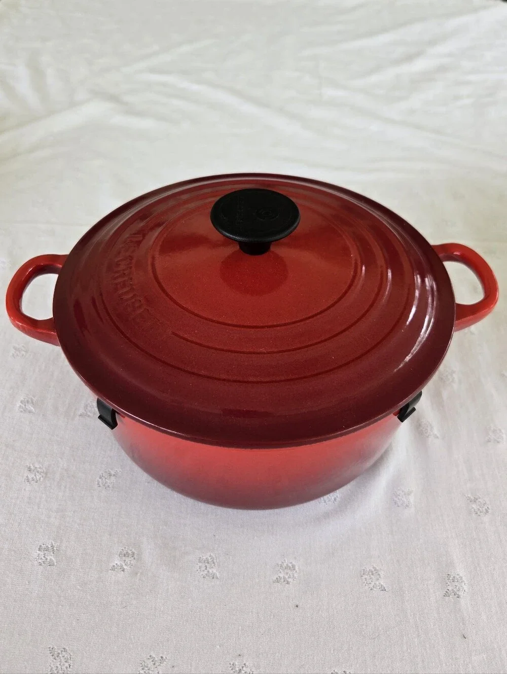 Le Creuset 2.75 Quart Shallow Round Dutch Oven Size 20 Cerise Red